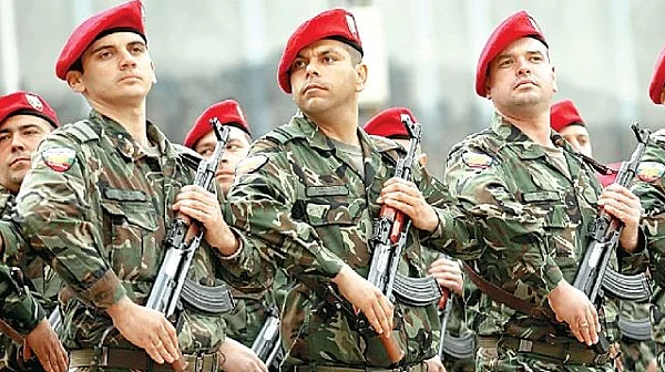 Няма да има съкращения в армията