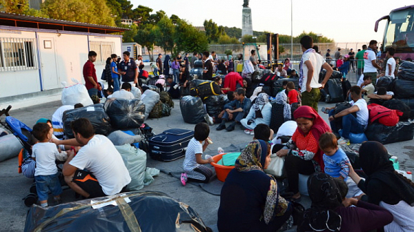 Над 300 мигранти прехвърлени от остров Лесбос в Атина