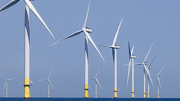 Заобиколени от вятърни паркове, но без работа: Реалността на „зелената революция“ в Англия