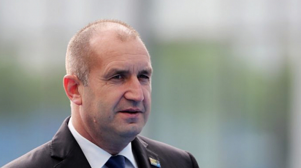 Двойната игра на българския президент за Русия