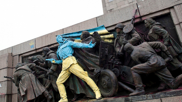 В знак на солидарност: Опаковат паметника на Съветската армия със знамената на България и Украйна