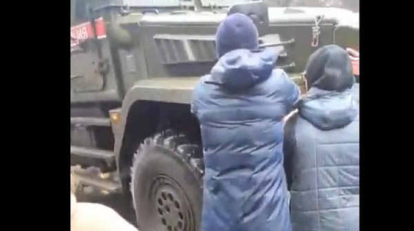 Украинци спират пътя на 67 км военна колона на руската армия с голи ръце /видео/