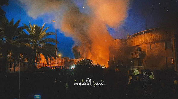 Стотици нахлуха в посолството на Швеция в Багдад и го подпалиха