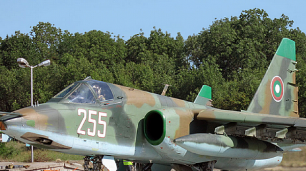 ”Блумбърг”: 14 български самолета Су-25 и танкове са в Украйна
