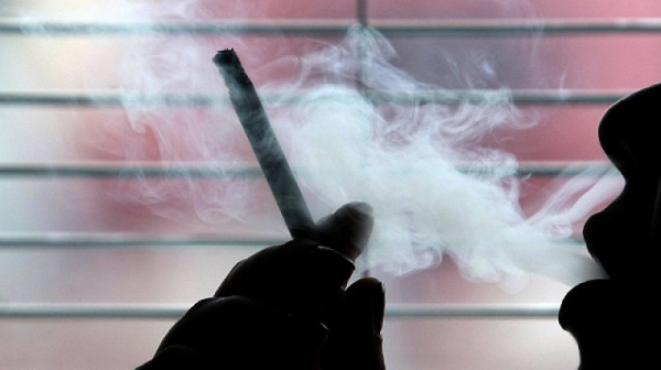 Au revoir, cigarettes: Франция казва „не“ на пушенето на обществени места