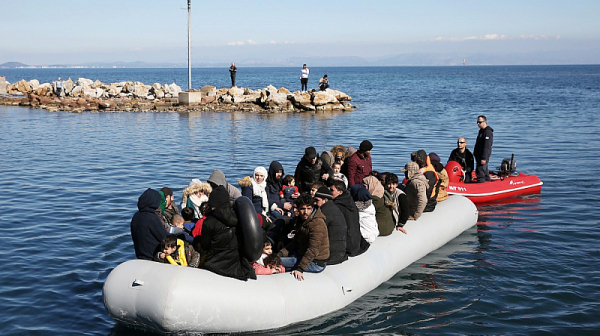 Лодка с мигранти се обърна край Гърция, над 7 са жертвите