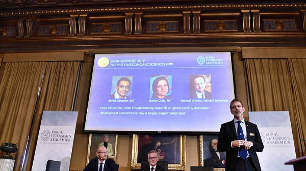 Нобеловата награда за икономика получиха трима американски учени, посветили се на борбата с бедността