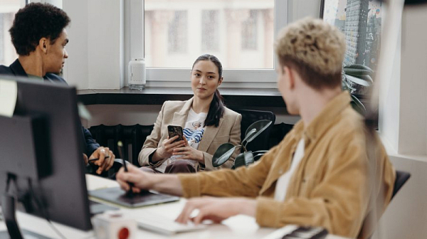 AI спестява на служителите по 7.5 часа на седмица