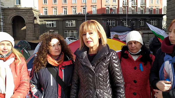 Манолова призова гражданите да подкрепят майките и сестрите