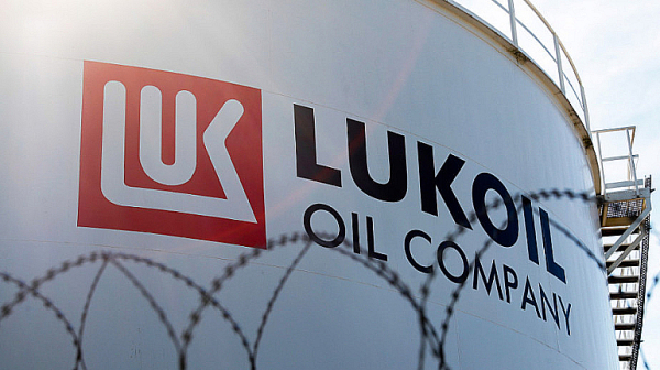 Politico: България и Румъния пред дилема за рафинериите на „Лукойл“, национализация на масата