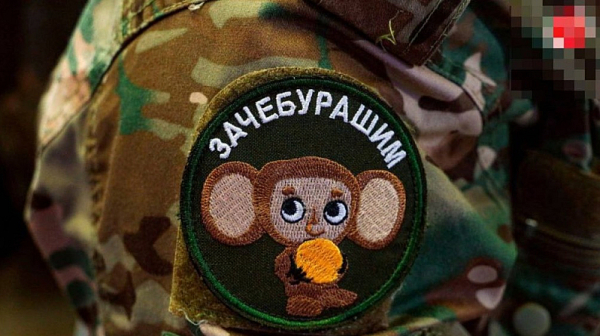 Облечени във военни униформи с емблеми на Чебурашка: Как окупаторите „преформатират“ украинските ученици в Мелитопол
