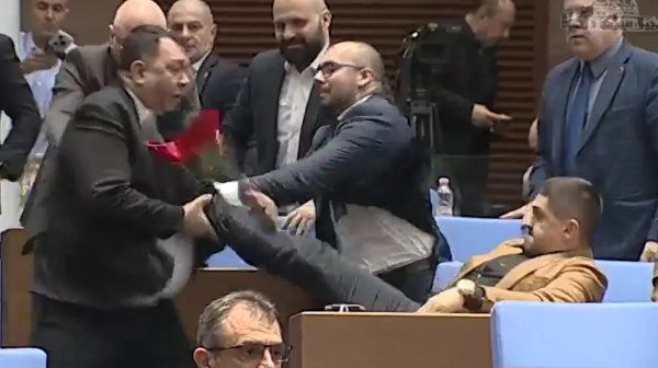 Бой в парламента: Радостин Василев и Гюнай Далоолу се сдърпаха