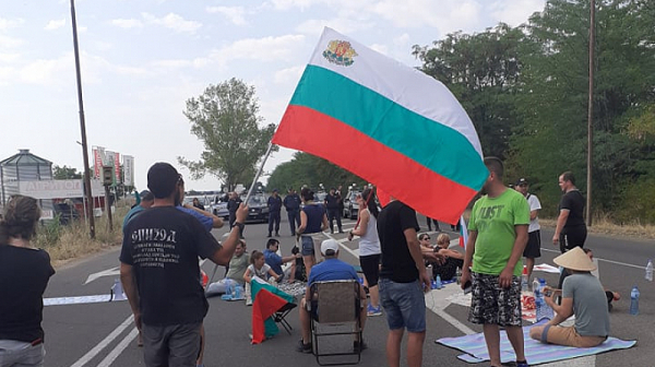 Бабикян от „Отровното трио“ е на блокадата край Стара Загора, увеличават  се протестиращите