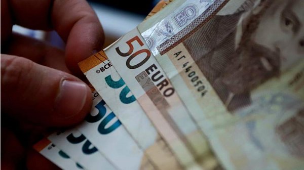 ЕК: Оставката на правителството не спира въвеждането на еврото от 1 януари 2026 г.