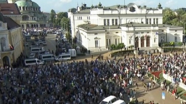 Хиляди посрещнаха Петков и Василев с аплодисменти пред парламента след вота