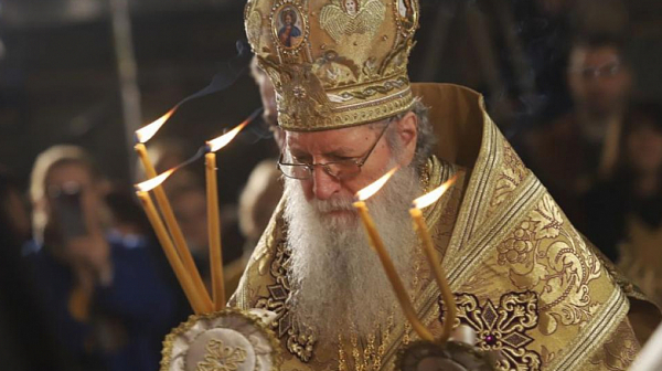 Патриарх Неофит: Макар и скърбящи за многобройните жертви на покосяващата света ни зараза, ние не изоставяме вярата си