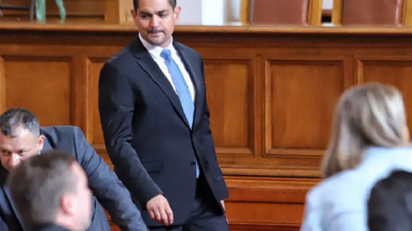 Седем депутати на Слави напускат парламентарната група? Вижте кои са