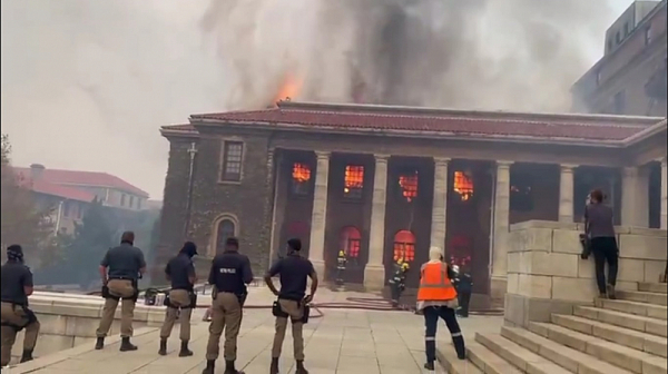 Горски пожар руши Кейптаун