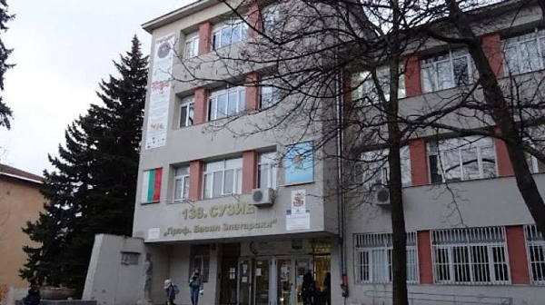 Проверка и психолози в 138-о училище след задържането на директора