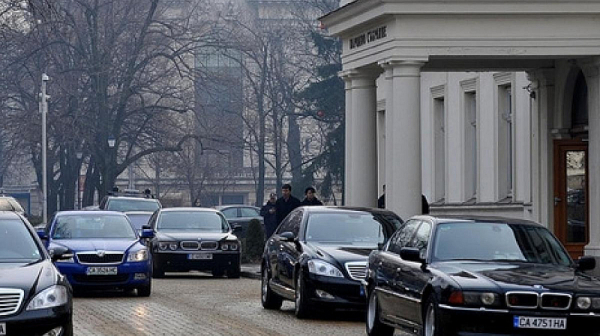 Над 1000 паркоместа в центъра на София са заети от институции