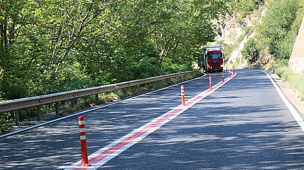Камъни ограничиха движението в Кресненското дефиле, затруднения и по „Тракия“