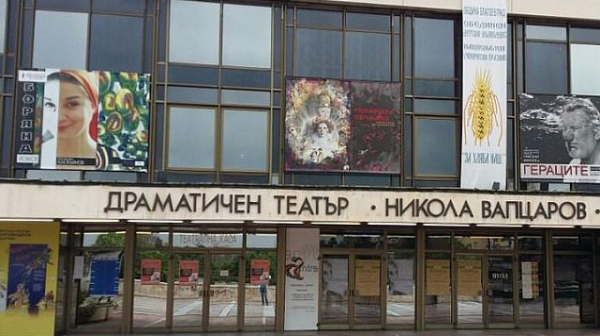 Театърът в Благоевград: Да си откраднеш парче от покрива на културата