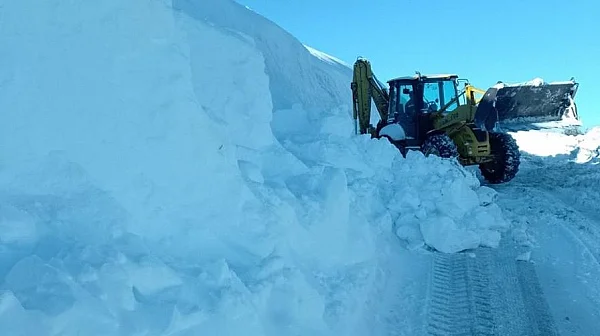 Снеговалеж затвори напълно прохода Троян - Кърнаре