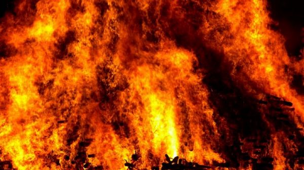 Голям пожар край Св. Влас блокира пътя към морето. Огън край Карнобат изпепели къщи. Пламъци и на други места