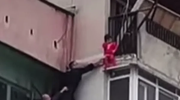 Прокурорска проверка: Детето в Ямбол е оставено умишлено на терасата?