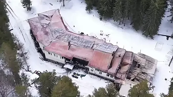 Вижте първи снимки от хижата на смъртта след убийствата и пожара