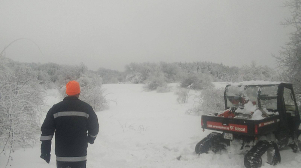 Блокирани без ток и храна за дни: Пожарникари спасиха бедстващи хора край Трявна