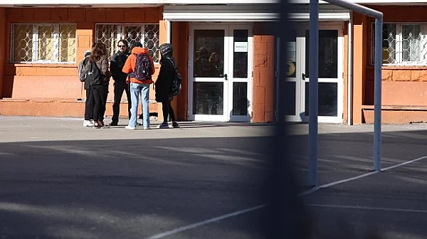 Евакуации и закъснения: Вълна от заплахи за бомби в училища и градини в цялата страна