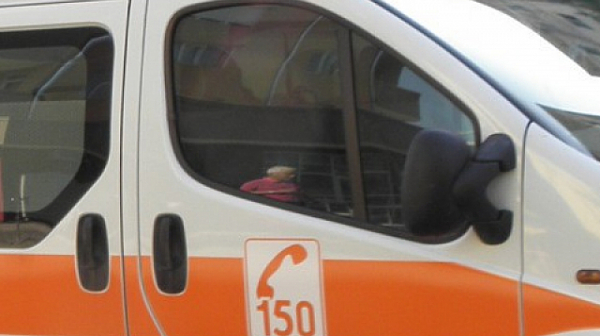 Човек е затиснат след катастрофа между автобус и кола в София