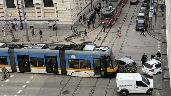 Поредна катастрофа по релсите: Трамвай и кола се сблъскаха до Централните хали