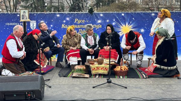 Кметът Пенчо Милков и коледарите благословиха Русе за здрава и успешна година