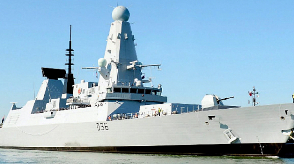 Руски кораб стреля предупредително по британски разрушител в Черно море