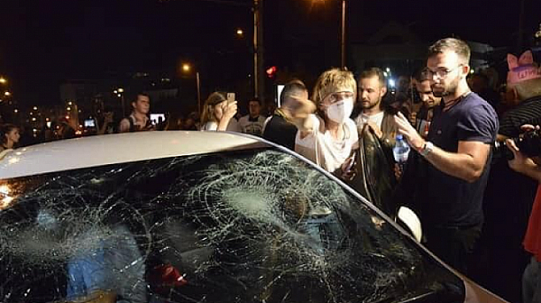 1000 лв. глоба за хулиганите, потрошили кола край Румънското посолство на протестите през 2020 г.