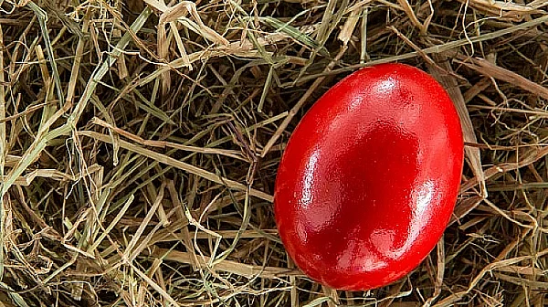 Благодат в Бачково: Доброволци боядисаха 2026 червени яйца за здраве и мир