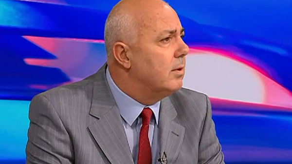 Всички началници в полицията вземат и заплати, и пенсии. Ще има сътресение