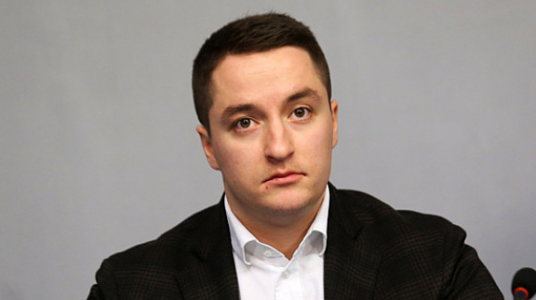 Нинова поиска парламентът да освободи Явор Божанков от Правната комисия