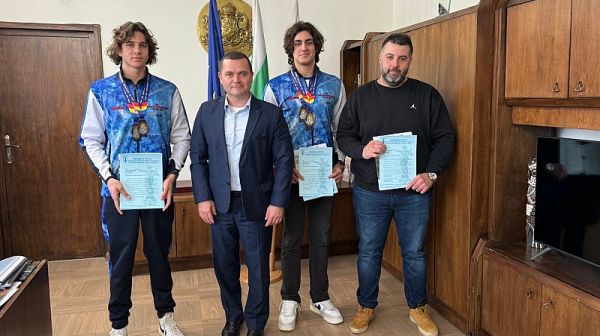 Кметът Пенчо Милков награди плувните шампиони от КПС „Ирис“ Русе