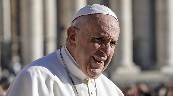 Папата с Новогодишна молитва. В нея спомена предшественика си
