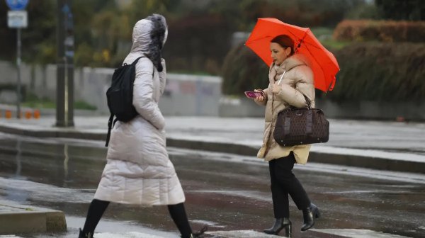 Захлаждане и дъжд следобед в събота