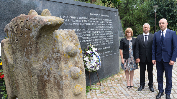 Министър Славов и заместниците му почетоха жертвите  на тоталитарните режими