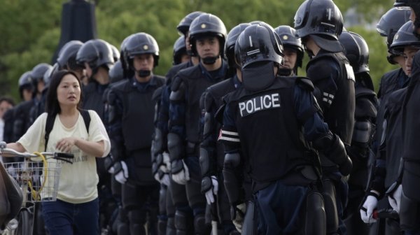 Най-малко 15 пострадали след атака с нож и белина в японски завод