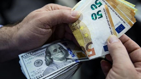 Руснаците ударно сменят милиарди рубли за натовските долари и евро
