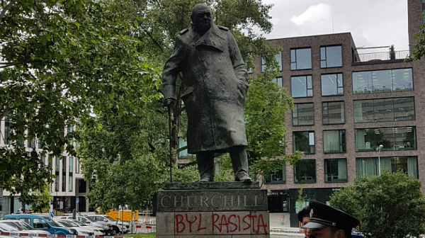 Ограждат със скеле статуята на Уинстън Чърчил в Лондон