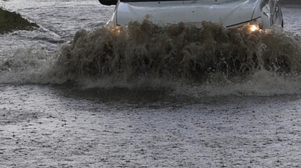 Гърция пак под вода, проливни дъждове наводниха пътища