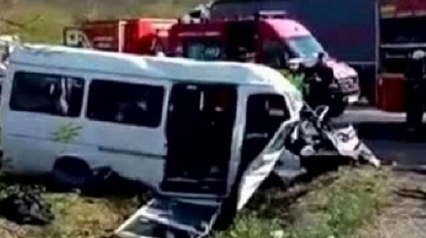 Седем души пострадаха при катастрофа на микробус и кон край котленско село
