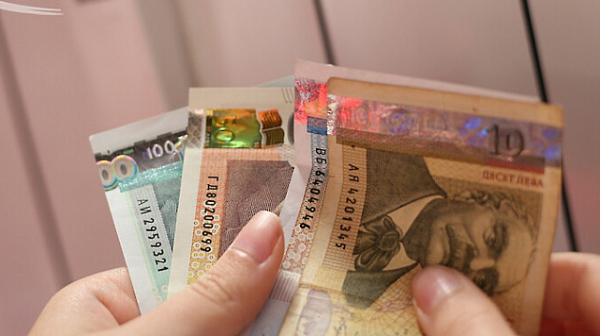 Министерството на финансите предлага от догодина минималната заплата да бъде 940 лв.